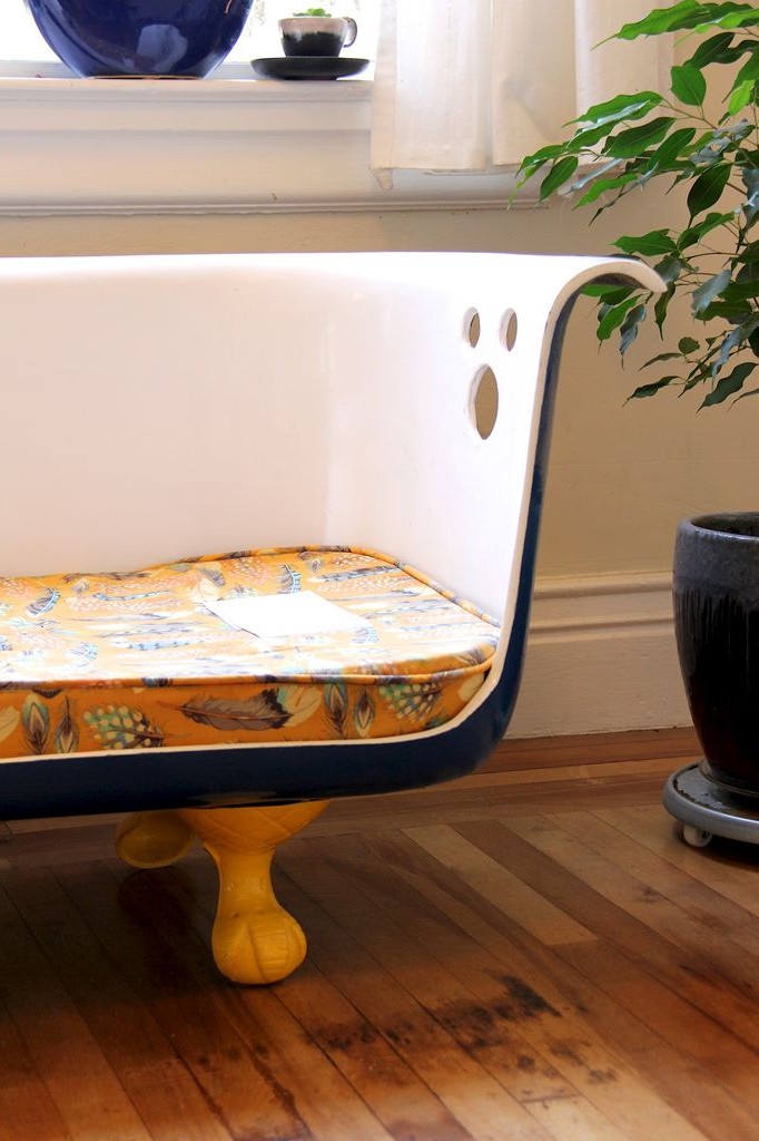 Оригинальная кушетка из старой ванны - фото 2