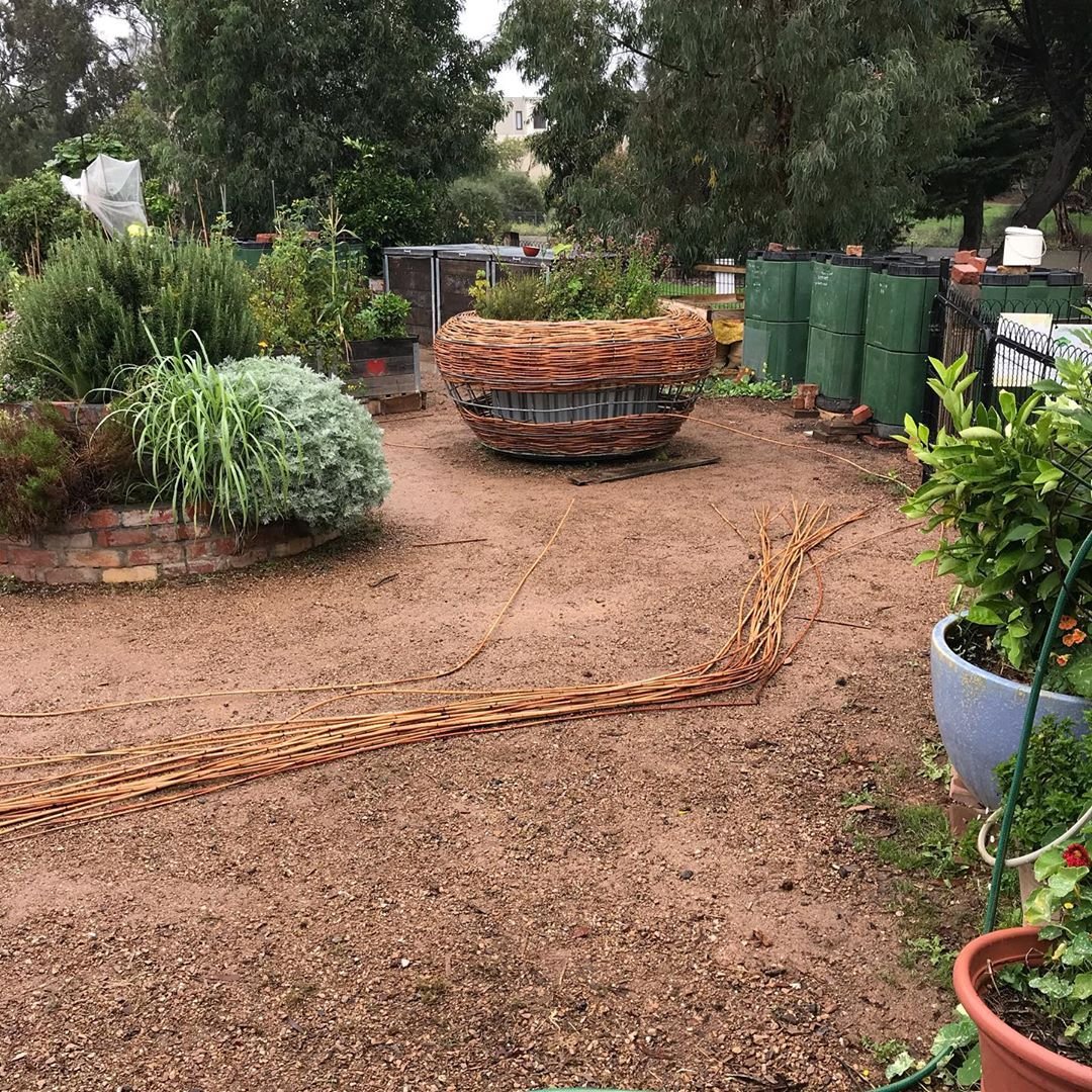 Необычная клумба для цветов - фото 4