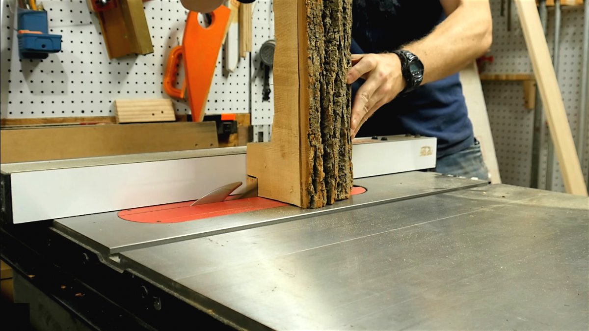 Как сделать скамью из бревна с местом для хранения - фото 14