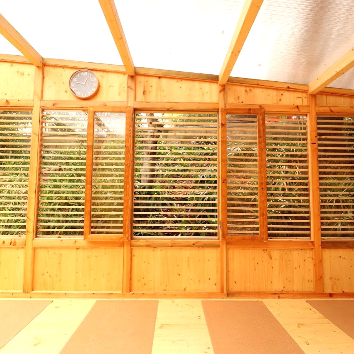 Интересный вариант закрытой беседки - фото 2