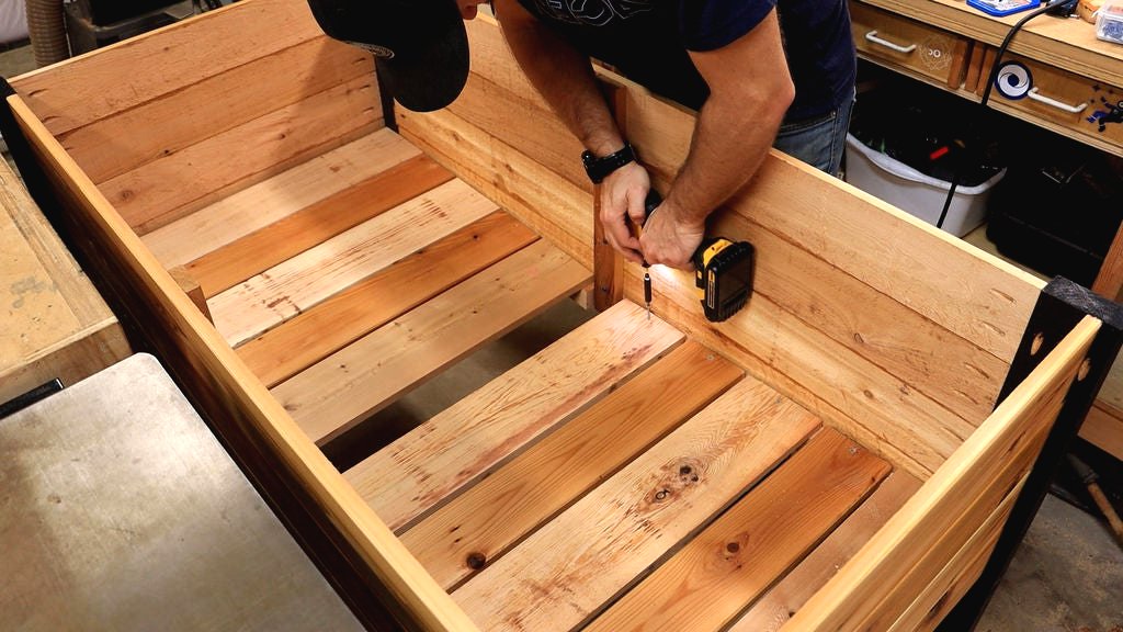 Интересная клумба из дерева - фото 9