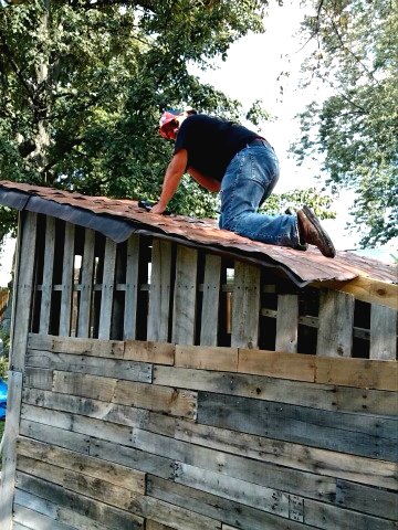 Деревенский сарай из поддонов и жестяных банок - фото 11