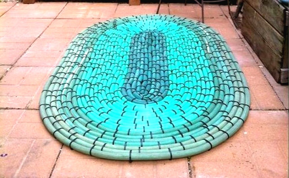 Коврик из садовых шлангов - фото 2