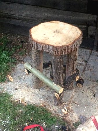 Интересный табурет из спилов дерева - фото