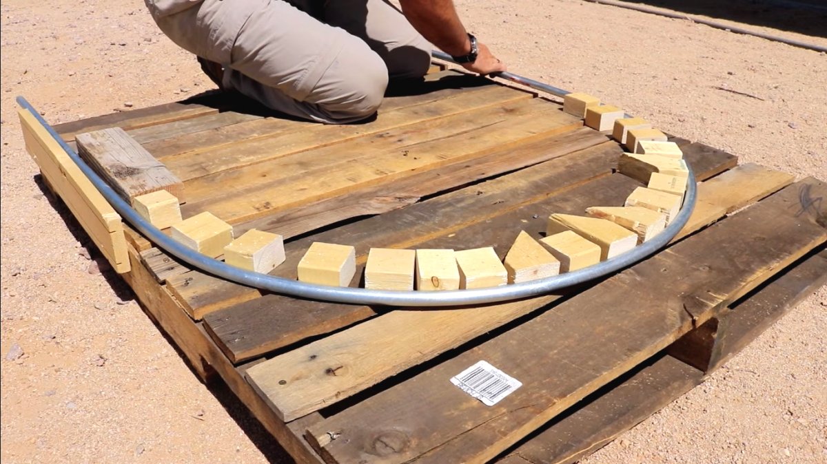 Оцинкованные грядки с металлическими дугами в качестве шпалеры - фото 6