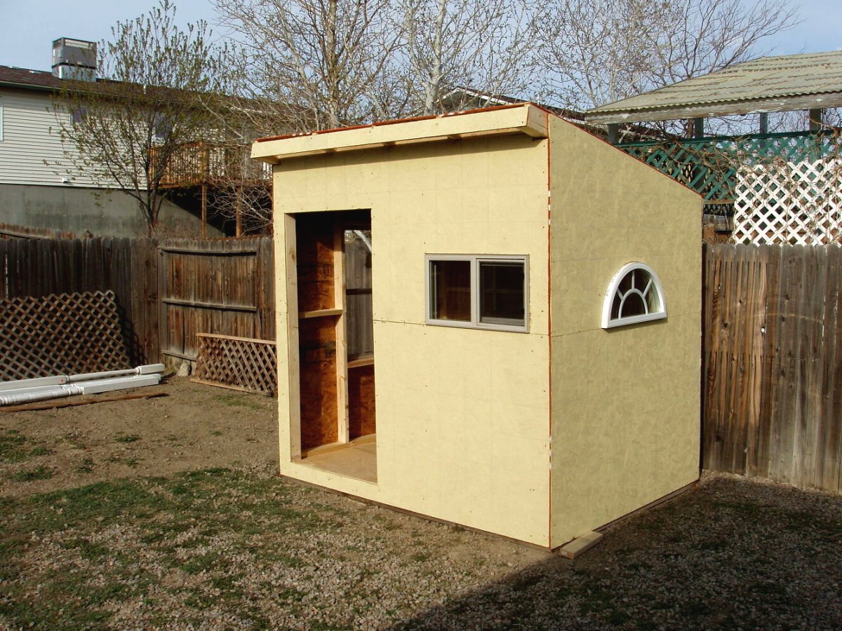 Небольшой садовый домик из поддонов - фото 6
