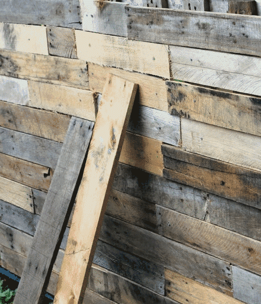 Деревенский сарай из поддонов и жестяных банок - фото 8