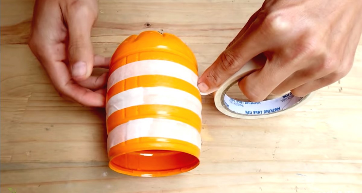 Необычный цветочный горшок из пластиковой бутылки - фото 10