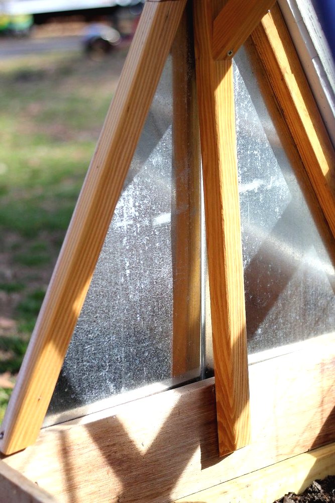 Мини-теплица из старых окон - фото 3