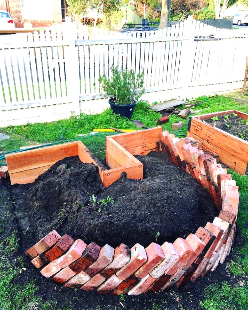 Грядка из кирпичей своими руками - фото 3