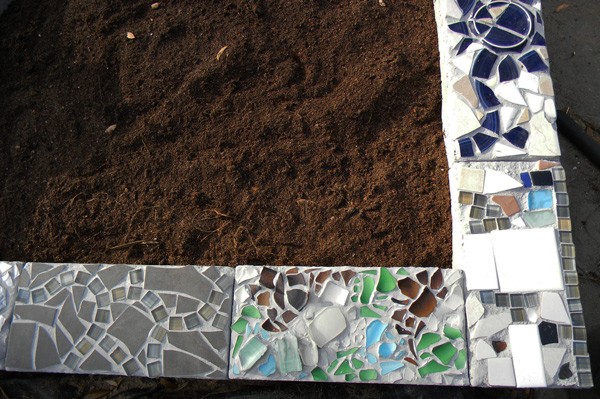 Интересная грядка из шлакоблока и мозаичной плитки - фото 13