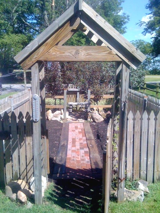 Садовая дорожка из кирпичей - фото 14