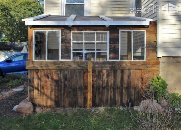 Теплица из поддонов и бутылок - фото 5