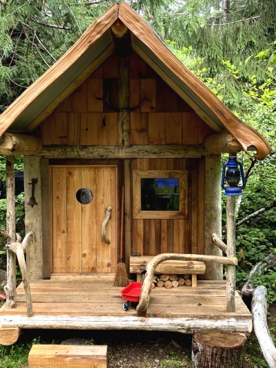 Строим детский домик из дерева на даче