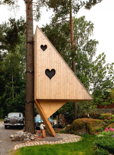 Необычный детский домик из дерева