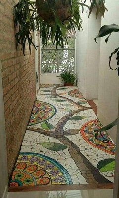 Мозаичная плитка на садовой дорожке