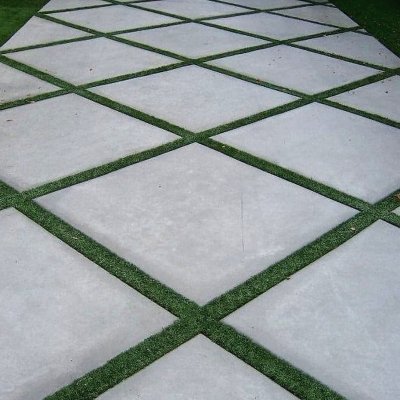 Садовая дорожка из бетона квадратной формы