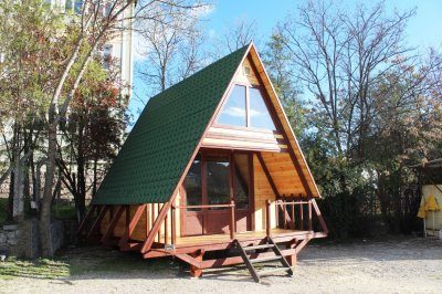Небольшой деревянный дом для дачи