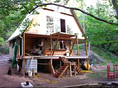 Двухэтажный дом из дерева