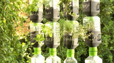 Вертикальный сад с капельным поливом из пластиковых бутылок