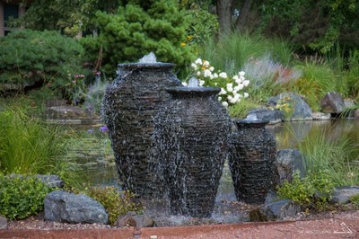 Оригинальный фонтан из каменных ваз